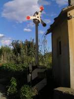 Ein altes Haltesignal fr den Straenverkehr fr ebenerdigem Bahnbergang mit drehenden Schufelchen (ital.