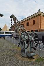 Ob dieser Kran Teil der Ausstellung im Museum Porta San Paolo ist oder nicht, ist unklar.