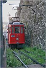 Der Triebwagen N° 2 der Zahnradbahn Genua Principe - Granarolo hat die Talstation verlassen und fährt nun stiel bergauf seinem Ziel Granarolo entgegen.