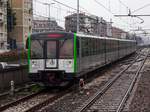 Metro Mailand Linie M2 nach Abbiategrasso bei der Einfahrt in die Station Cimiano, 15.03.2018.