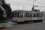 Nostalgie trifft auf Moderne... in diesem Fall ein ATM Ventotto auf den AnsaldoBreda Sirio-Straßenbahnwagen. (Juni 2014)