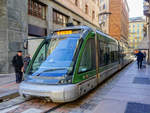 Zug 7010 der Straßenbahn Mailand mit Linie 15 nach Rozzano an der Haltestelle Duomo, 16.03.2018.
