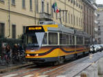 Zug 4904 der Straßenbahn Mailand mit Linie 16 nach Monte Velino an der Haltestelle S. Maria Delle Grazie, 15.03.2018.
