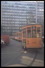 1987 waren in Mailand noch die alten Strassenbahnen zu sehen. Wagen auf der Linie 9 an der Endschleife.