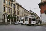Werbetrams in Milano: Am 03.05.2019 biegt 1784 von der Via Giulio e Corradio Venini in die Via Martiri Oscuri (Endhaltestelle Greco der Linie 1) ab, beim Gebäude links handelt es sich um die