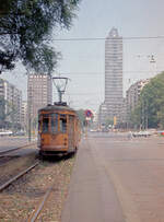 Milano / Mailand ATM: Eine alte Straßenbahn in einem modernen Stadtambiente! Der Tw 1527 (aus der Serie 1500, die in den Jahren 1927 - 1930 hergestellt wurde) war am 2. August 1984 als SL 4 in der großen norditalienischen Stadt unterwegs. Aufnahmeort: Piazza della Repubblica. - Scan eines Farbnegativs. Film: Kodak CL 200 5093. Kamera: Minolta XG-1.