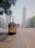 Milano / Mailand ATM: Eine alte Straßenbahn in einem modernen Stadtambiente! Der Tw 1527 (aus der Serie 1500, die in den Jahren 1927 - 1930 hergestellt wurde) war am 2.