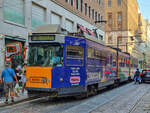 Straßenbahn Mailand Zug 4986 auf der Linie 12 nach Roserio am Duomo, 25.07.2022.