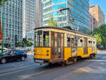 Straßenbahn Mailand Zug 1600 auf der Linie 10 nach Viale Lunigiana, 25.07.2022.