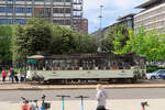 Oldie-Tram im fahrplanmässigen Einsatz in der 'Stazione Centrale Piazza Duca D'Aosta' beim Bahnhof Milano Centrale.