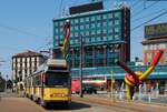 Tw.4979 der Linie 2 nach Bausan überquert den Piazzale Luigi Cadorna, im Hintergrund befindet sich der Bahnhof Milano - Cadorna der Bahngesellschaft Trenord. (19.04.2026)