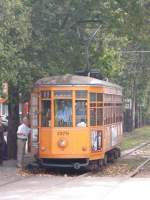 Eine Straenbahn in Mailand an einer Haltestelle am 05.09.2008.