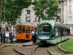 Generationentreffen bei der Mailnder Straenbahn.
Die Bahnen auf diesem Bild sind beide im regulren Linieneinsatz. 
Aber es liegen ber 70 Jahre zwischen Tram 1860(Typ Peter-Witt)links und Tram 7507 (Typ Ansaldo-Breda Sirio). Die mit 25,15m kurze Variante des Sirio wird auch Sirietto genannt.

Milano 2008-06-15