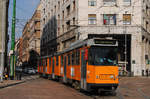 Der noch nicht modernisierte Tw.4927 der Type  Jumbotram  überquert den Piazza Missori.