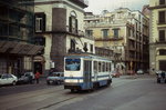 ATAC Neapel: Tw 1028 wird an der Piazza Vittoria gleich nach rechts abbiegen, die enge Via Vanella Gaetani kann nur in der Gegenrichtung durchfahren werden (April 1996).