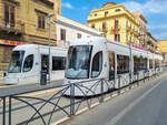 Straßenbahn Palermo Zug 01 neben Zug 03 nach Roccella in Stazione Centrale, 23.09.2023.