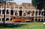die Straßenbahn von Rom durchfährt am 13.06.1987 einen der berühmtesten Orte der Welt.