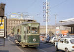 Roma / Rom ATAC Linea tranviaria / SL 5 (MRS 2145) Piazza dei Cinquecento / Stazione Termini am 23. August 1970. - Im Hintergrund rechts sieht man (undeutlich) einen Teil der sogenannten  Servianischen Stadtmauer  aus dem 4. Jahrhundert v. Chr. Laut antiken Schriftquellen ließ der sechste römische König, Servius Tullius, Mitte des 6. Jahrhunderts eine Mauer erbauen, die Reste der alten Mauer datieren die Archäologen jedoch in die Mitte des 4. vorchristlichen Jahrhunderts. - Scan eines Farbnegativs. Film: Kodak Kodacolor X.