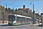 Cityway I 9122 auf der Tiberbrücke am Fusse des Aventino mit der Chiesa di Sant` Anselmo all`Aventino fährt ins Depot.