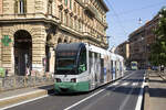 Am 31. Mai 2017 ist TW 9126 als Linie 5 in Richtung Stazione Termini unterwegs und ist hier am Piazza Vittorio Emanuele II zu sehen. 