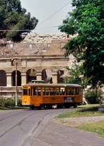 Wer ist hier nicht ergriffen? TW 2075 der Straßenbahn Rom vor dem Colosseum.
Datum: 13.06.1987