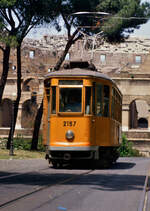 Einen Gleichklang von Straßenbahn und ehrwürdigem Bauwerk bot die Straßenbahn der Stadt Rom vor dem Colosseum.