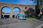 Am 05.05.2024 war Wagen 9126 auf Linie 14 zur Viale Palmiro Togliatti unterwegs und unterquerte den Claudius-Aquädukt an der Porta Maggiore.