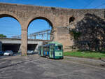 Wagen 7057 wurde 1950 nach Rom geliefert und ist auch noch im Jahr 2024 im Linienverkehr unterwegs. Am 05.05.2024 war der Wagen als Linie 14 unterwegs von der Viale Palmiro Togliatti zum Bahnhof Termini und unterquerte den Claudius-Aquädukt an der Porta Maggiore.