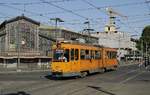 Der Turiner Triebwagen 2902 überquert am 01.05.2019 die Piazza della Repubblica, dahinter die Mercato di Porta Palazzo (Markthalle)