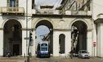 Am 04.05.2019 durchfährt der Triebwagen 5042 einen Torbogen am Ende der Via Vanchiglia, die hier auf die Piazza Vittorio Veneto trifft.