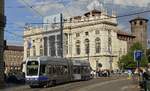 Der Turiner Triebwagen 5042 verlässt am 04.05.2019 die Piazza Castello, im Hintergrund der Palazzo Madama, ein Stadtpalast, der den Herrschern von Savoyen als Wohnsitz diente und heute ein