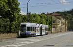 Triebwagen 5044 der Straßenbahn Turin ist am 04.05.2019 auf dem Corso Casale im Stadtteil Sassi unterwegs