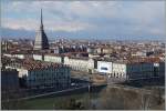 Es braucht vielleicht einen Augenblick bis man auf diesem Bild von Torino das Motiv entdeckt, doch die orangen GTT Trams sind recht einfach zu finden; ein Tram der Linie 15 zweigt vom Piazza Vitorio