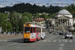 Am 04.05.2019 trifft Triebwagen 2880 der Turiner Straßenbahn auf der Piazza Vittorio Veneto ein, im Hintergrund die zwischen 1818 und 1831 errichtete Kirche Gran Madre di Dio am anderen Poufer