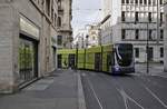 Vorsichtig biegt der Alstom Citiway 6043 am 04.05.2019 von der Via Antonio Giuseppe Bertola in die Via dell'Arsenale ein.