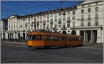 Ein GTT Tram der Linie 16 quert den Piazza Vittorio Veneto in Torino.