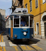 Die 5,175 km lange   Tranvia di Opicina  verbindet die norditalienische Hafenstadt Triest mit dem am Karstplateu gelegenen Örtchen Opicina. Der 1942 von  Officina Meccanica della Stanga  gebaute Triebwagen 406 rollte am Nachmittag des 27. Juni 2015 talwärts und wurde von mir in der engen Via Martiri della Libertà fotografiert. 