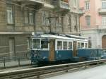 Tram 407 Richtung Villa Opicina ist beim unteren Teil der Steilstrecke angelangt.Rechts der Standseilwagen(Carri scudo)vor den sich das Tram jetzt setzen wird.Wie man sieht,knnen auch Fahrrder