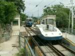 Von Villa Opicina her kommend,bei der Haltestelle Vetta Scorcola,setzt sich das Tram 401 vor den Standseilwagen.Hier befindet sich auch das unter der Trasse liegende Maschinenhaus.03.06.08