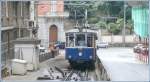 Tramwagen 402 fhrt in der Haltestelle Piazza Scorcola rckwrts an den Hilfswagen, der die Strassenbahn anschliessend sicher ber die 800m lange und 26 % steile Standseilbahnstrecke nach Vetta