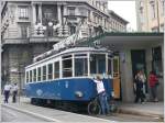 Da die Strasse nach Villa Opicina hinauf mit 23% Geflle usserst steil ist, werden oft Fahrrder transportiert. Bei einzelnen Wagen gibt es Fahrradstellpltze im bergseitigen Abteil, bei andern Wagen wie hier beim 404er, knnen vorne an der Stirnfront zwei Halterungen ausgeklappt werden. Selbst ist die Frau, das Fahrpersonal ntzt die kurze Pause lieber fr einen Schwatz. (07.06.2009)