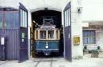 Aus der Remise an der Endhaltestelle hoch ber der Stadt Triest lugt
Oldtimer TW Nr. 1 am 15.10.2002.
