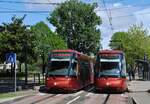 Aufgrund von Bauarbeiten wurde die Linie T1 im  Schienenersatzverkehr  mit Bussen geführt, die Linie T2 wurde wegen des Feiertages ( Tag der Befreiung ) am 25.04.2023 im  attraktiven 30 - Minuten Intervall betrieben, was es möglich machte, den gesamten Tram - Fahrzeugumlauf des Tages auf diesem Bild festzuhalten. Tw. 6 und 12 begegnen am Piazzale Lazzaro Giovannacci.