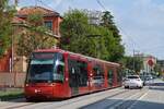 Tw.01 als Linie T1 in der Via Cristoforo Colombo auf der Fahrt in Richtung Mestre Centro. (25.04.2022)