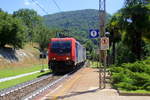 484 014-6 und 484 009-6 beide von SBB-Cargo kommen mit einem langen P&O-Ferrymasters Containerzug aus Novara-Boschetto(I) nach Rotterdam-Europoort(NL) und fuhren durch Pettenasco(I) in Richtung Domodossola(I).
Aufgenommen von Bahnsteig 1 in Pettenasco(I).
Bei Sommerwetter am Mittag vom 30.7.2019.