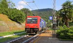 484 019-5 von SBB-Cargo kommt mit der rollende Landstraße aus Novara Boschetto)(I) nach Freiburg-(Brsg)Rbf(D) und fährt durch Pettenasco(I) in Richtung Domodossola(I). 
Aufgenommen von Bahnsteig 1 in Pettenasco(I).
Bei Sommerwetter am Nachmittag vom 31.7.2019.