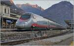 Im noch schattigen Domodossola wartet der FS Trenitalia ETR 610 011 als EC 35 von Genève nach Milano auf die baldige Weiterfahrt.