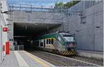 Der Trenord ETR 425 023 erreicht von Porto Ceresio kommend als RE 5313 nach Milano Porta Garibaldi den Bahnhof Induno Olona.