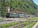 Baubedingte Sperrung der Simplonstrecke zwischen Iselle und Domodossola: Die SBB Re 4/4 II 11161 wartet mit ihrem IR 3220 in Iselle auf die Abfahrt nach Brig.