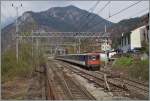 Der IR 3317 Brig - Domodossola wird auch dieses Jahr mit einem EW I Pendelzug geführt, hier bei der Durchfahrt in Varzo.